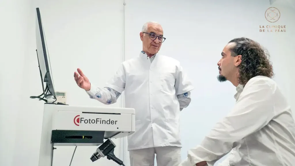 Le Dr Khemis expliquant le protocole de trichoscopie à un patient lors d'une consultation pour chute de cheveux.