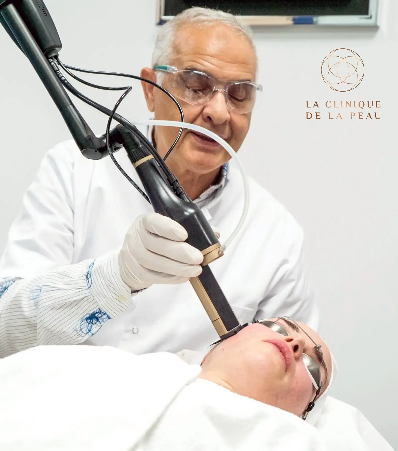 Le Dr Khemis réalise un soin laser Derma-V pour traiter les imperfections du visage et les cicatrices d'acné d'une patiente à la Clinique de la Peau.