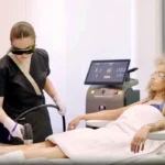Opératrice réalisant une séance d'épilation laser à La Clinique de la Peau Nice
