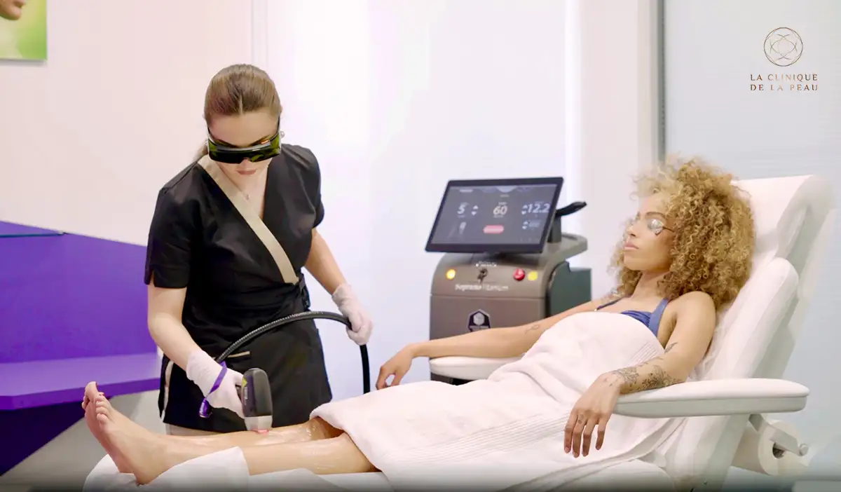 Opératrice réalisant une séance d'épilation laser à La Clinique de la Peau Nice