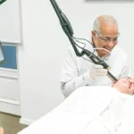 Séance de laser Derma-V dirigée par le Dr Khemis pour atténuer les imperfections du visage et les cicatrices d'acné.