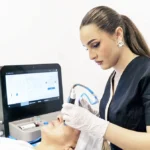 Opératrice spécialisée réalisant un soin Hydrafacial à La Clinique de la Peau pour hydrater la peau en profondeur et nettoyer l'épiderme.