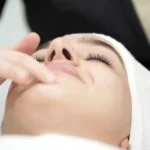 Massage du visage apaisant lors d'un soin expert à Nice pour avoir une peau lisse et éclatante.