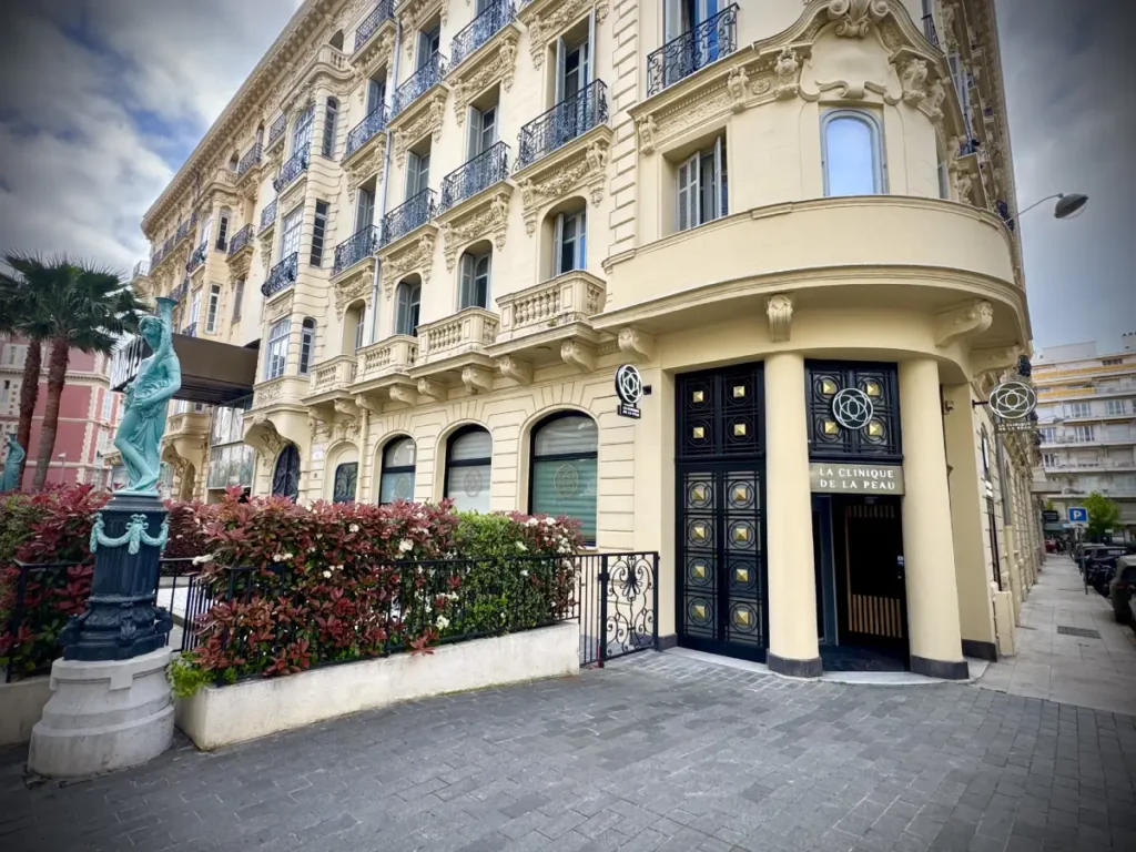 Entrée et façade de La Clinique de la Peau dans un bâtiment historique à Nice