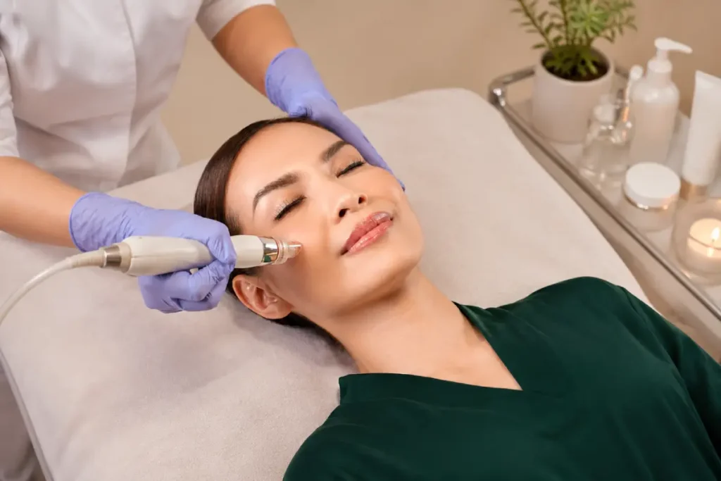Soin HydraGlow du visage en cours à La Clinique de la Peau à Nice