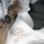 Séance de détatouage laser Picoseconde sur un tatouage au poignet au centre laser Nice de La Clinique de la Peau.