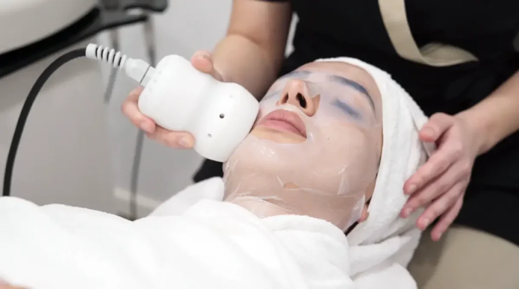 Traitement My Blend & Cells Synergie appliqué sur le visage d'une patiente à la Clinique de la Peau à Nice pour régénérer la peau.