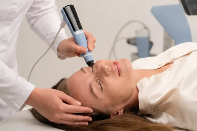 Soin du visage haute technologie au sein du centre de dermatologie esthétique à Nice