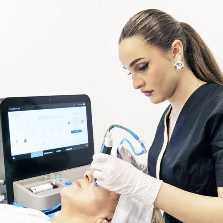 Opératrice spécialisée réalisant un soin Hydrafacial à La Clinique de la Peau pour hydrater la peau en profondeur et nettoyer l'épiderme.